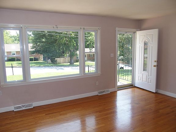 3rd image of 463 Chamberlain Ln