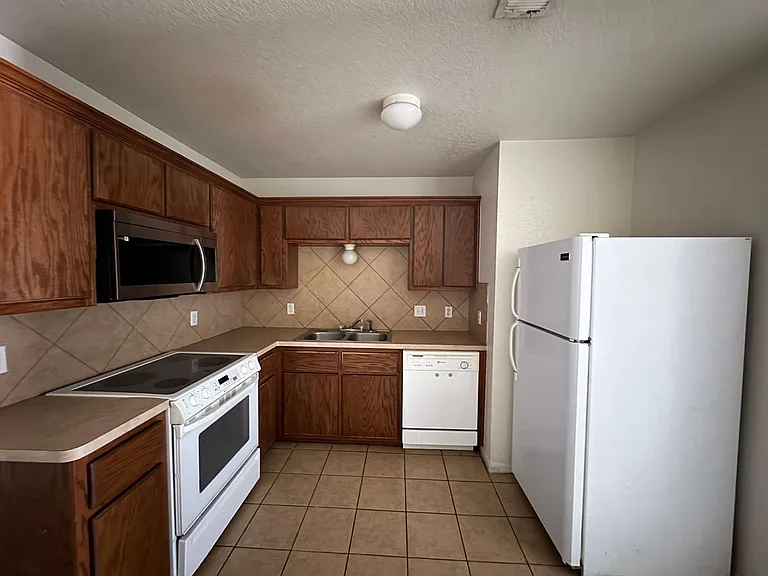 206 Veterans Ave — Photo 7