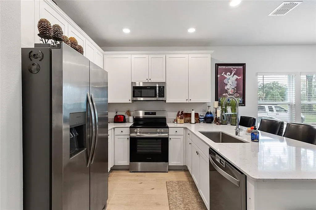 3 bed, 2.5 bath, 1820 sqft, $1,995 — Photo 3
