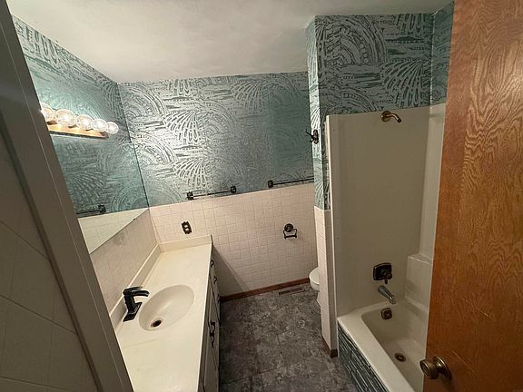5th image of 416 E Elder St