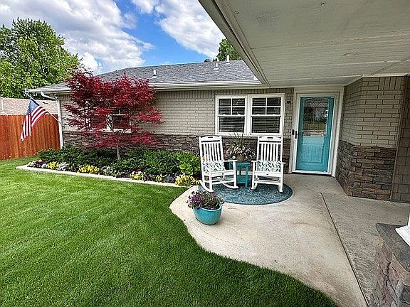 2nd image of 2711 Maple Ave