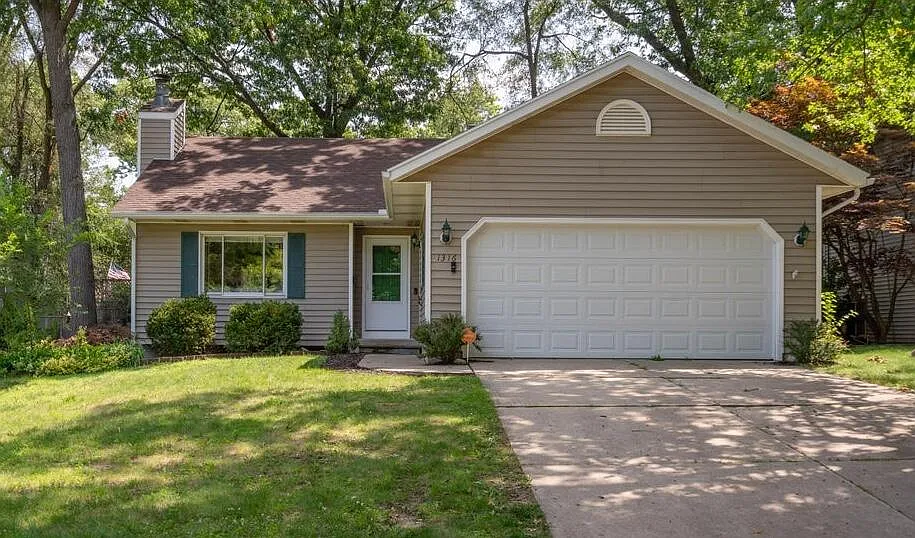 1316 Cambridge Dr SE photo 1