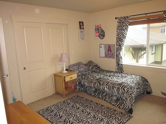 Master(2) w/Bath and Walk-in