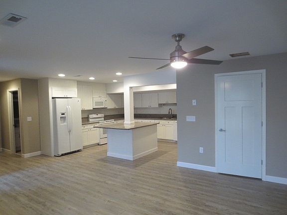 3rd image of 650 Chinquapin Dr