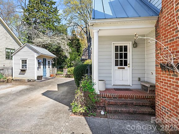 4th image of 3021 Crosby Rd