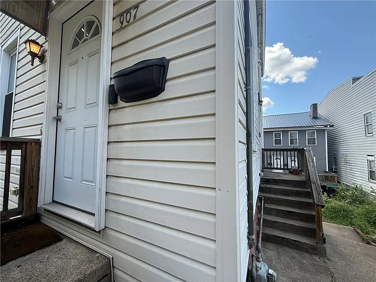 907 Spring Way — Photo 3
