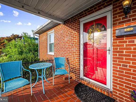 4th image of 8227 Laurel Dr