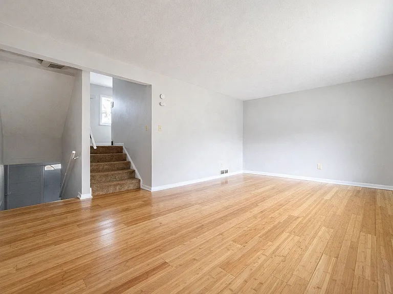 2807 Lincoln Way — Photo 3
