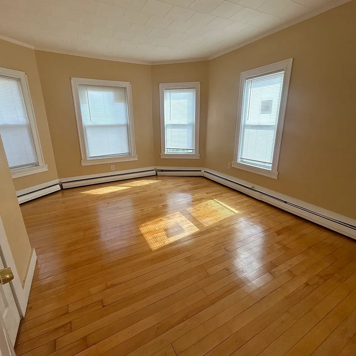 4 bed, 9999 sqft, $3,375 — Photo 1