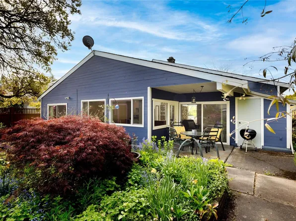 4395 Robinwood Dr, Saanich, BC V8N 5R7