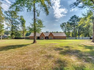 559 N Springlake Cir, Terry, MS 39170