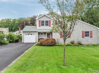 536 Nichols Rd, Hauppauge, NY 11788