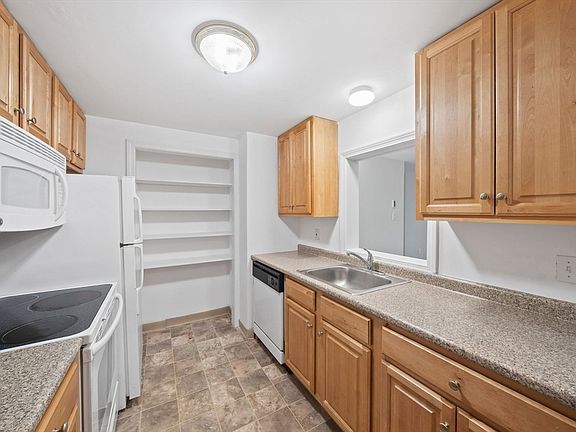 3rd image of 46 Greentree Ln APT 38