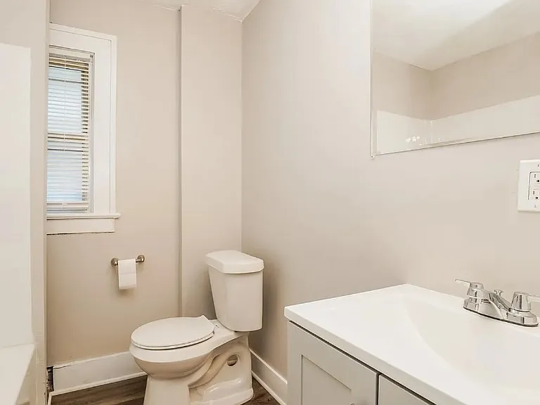 592 Johnston Ct — Photo 2