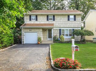 15 Murfield Pl, Melville, NY 11747