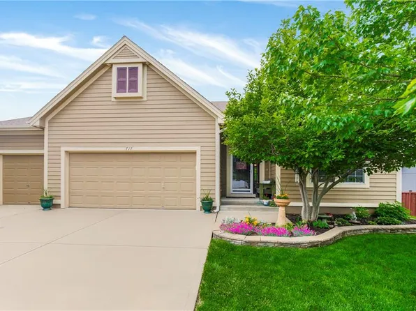 717 S Spruce Cir, Gardner, KS 66030