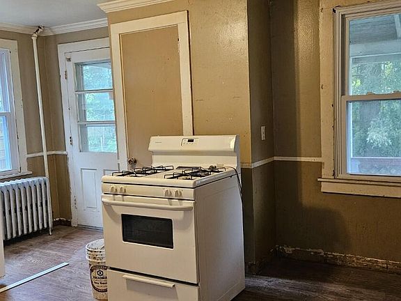 4th image of 196 Bowman St