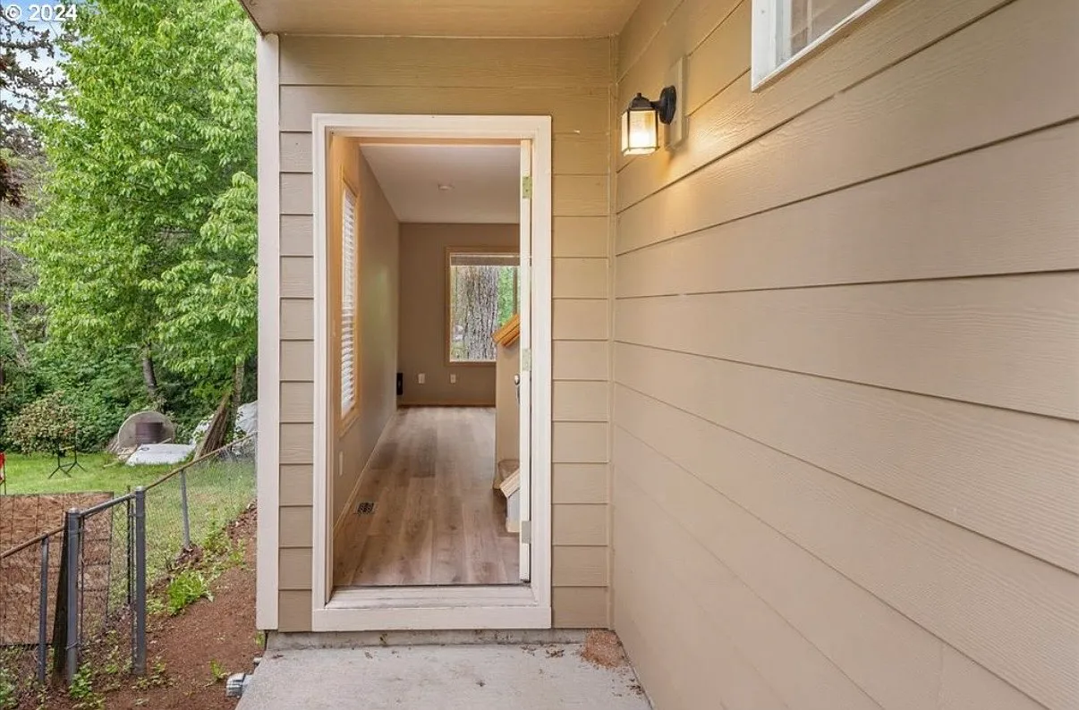 3 bed, 2.5 bath, 1450 sqft, $2,400 — Photo 2
