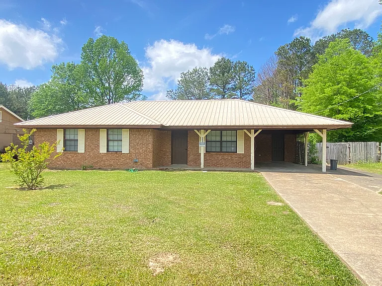 209 Belle Cir — Photo 1