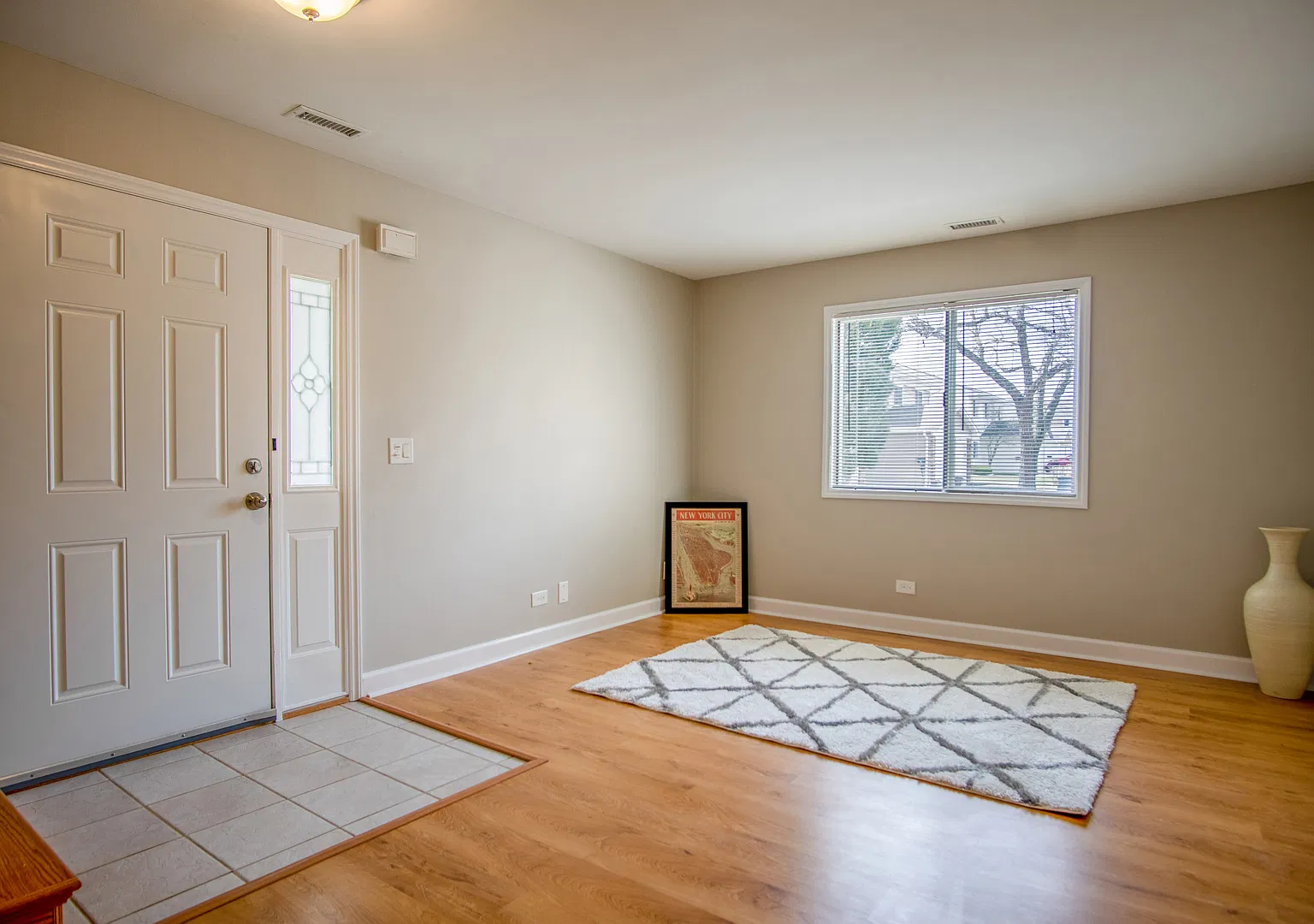 3 bed, 1.5 bath, 1270 sqft, $2,500 — Photo 3