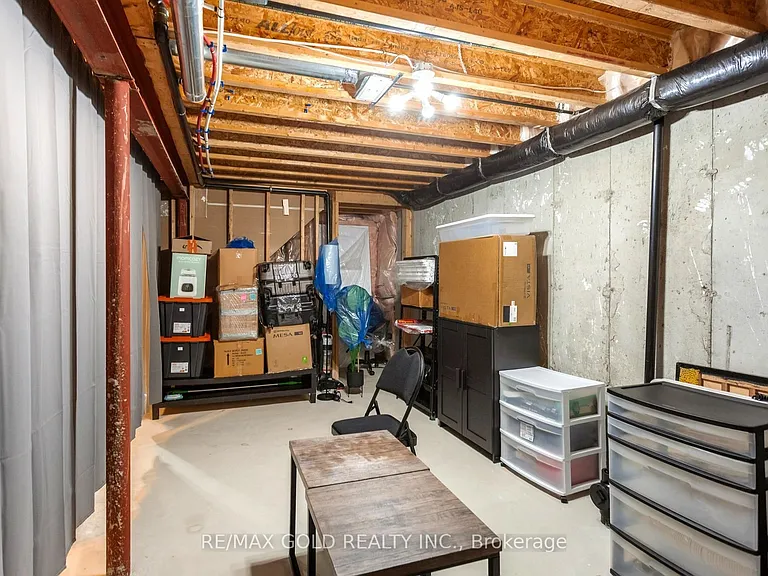 112 Hanson Cres — Photo 48