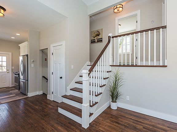 4th image of 804 Pine Ave