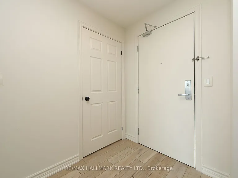 18 Valley Woods Rd #Penthouse 206 — Photo 6