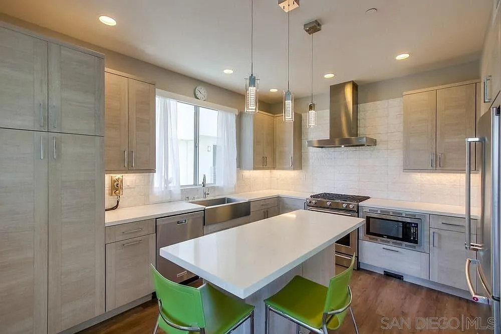 4 bed, 1900 sqft, $10,000 — Photo 2