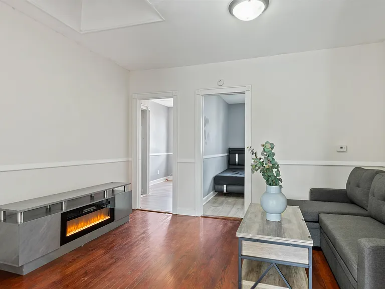 154 Van Horne St — Photo 1