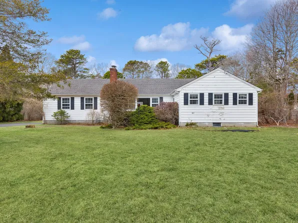 4 Rampasture Rd, Hampton Bays, NY 11946