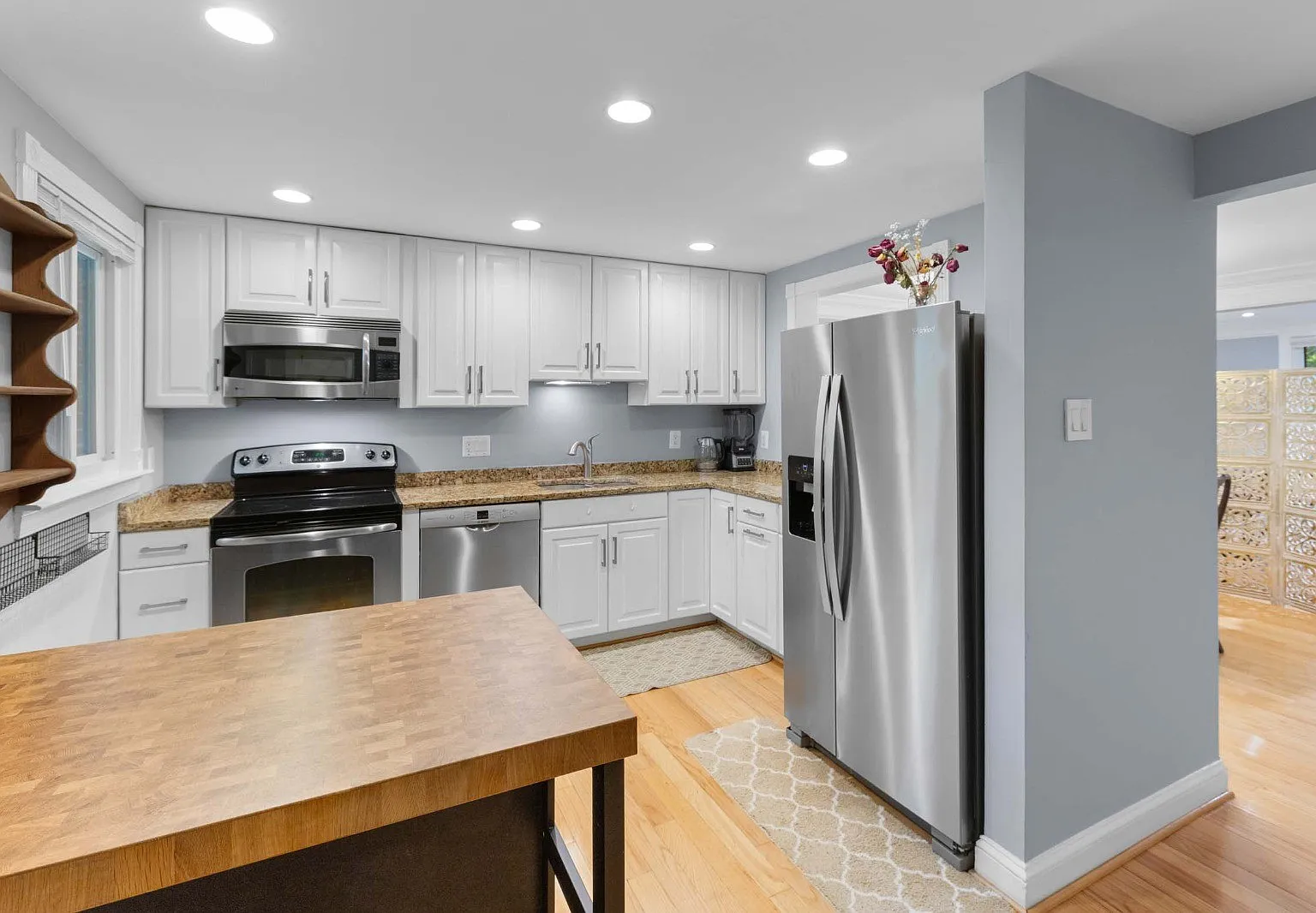 3 bed, 3.5 bath, 1929 sqft, $3,300 — Photo 2