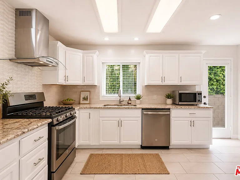 6033 Fallbrook Ave — Photo 26