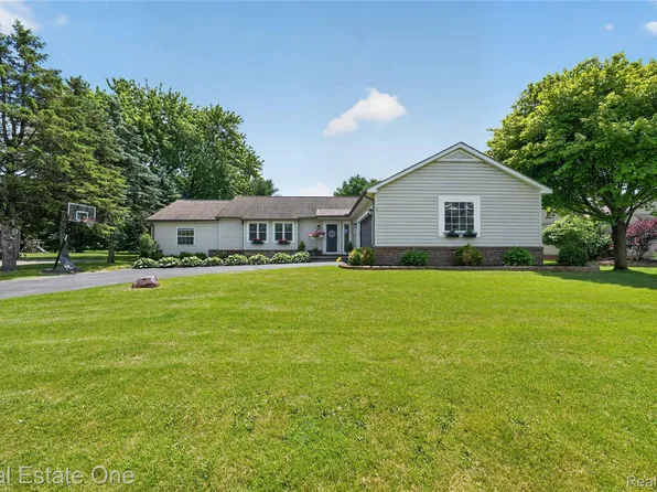 3443 Valley Brook Ln, Brighton, MI 48114