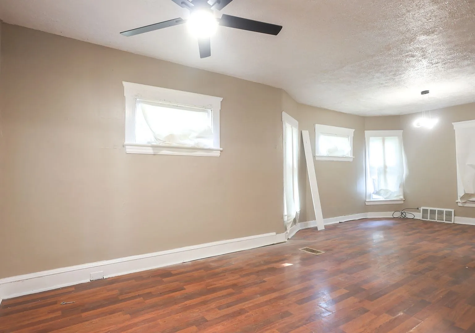 Welcome home to this freshly renovated 3-bedroom, 1-bathroom home on Cleveland's West Side! — Photo 4