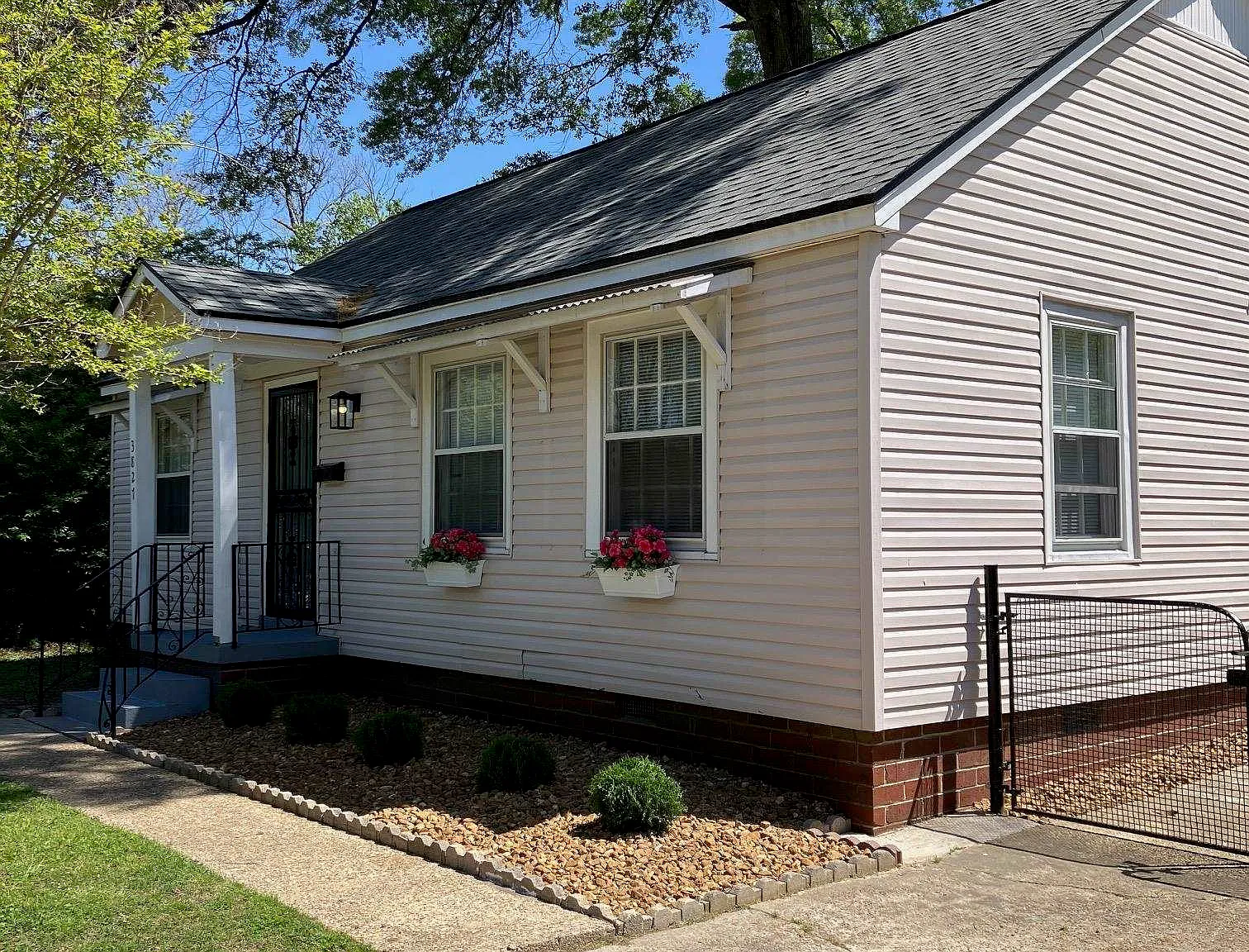 3 bed, 1.0 bath, 888 sqft, $1,395 — Photo 2