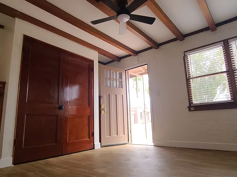 504 W Flores St — Photo 5