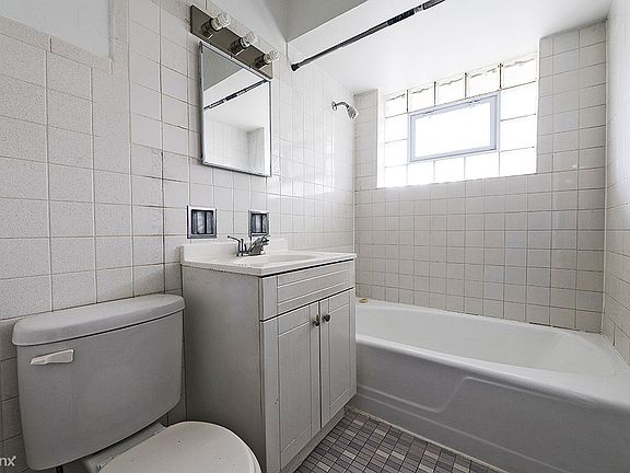 14101 S Atlantic Ave Apartments Chicago Bathroom_01