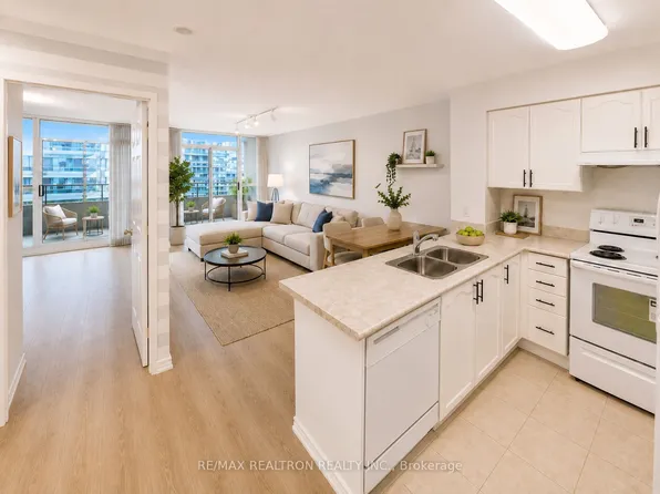 23 Hollywood Ave, Toronto, ON