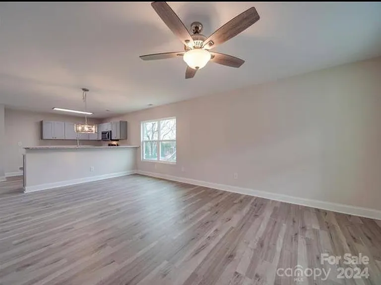 409 Grace Ave NW — Photo 2