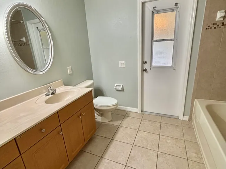 1405 Trafalgar Pkwy — Photo 73