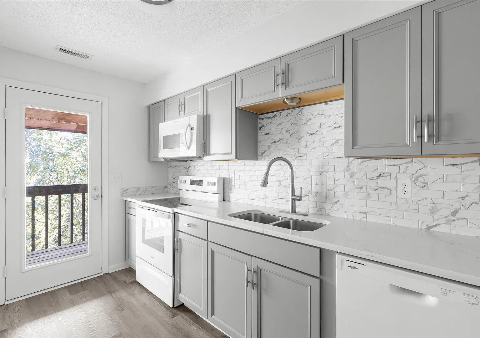 Bright Spaces, Balcony Retreats & Beach Days Near Ocean View - 2BR/2BA Apt available NOW! — Photo 3