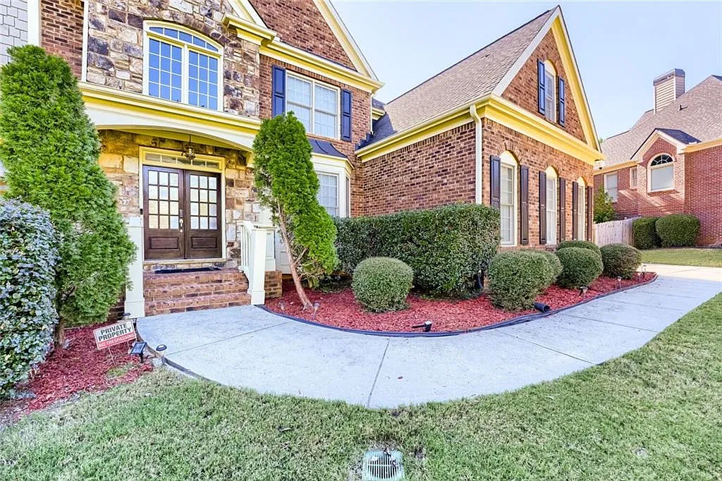 5 bed, 4.0 bath, 4730 sqft, $4,000 — Photo 3