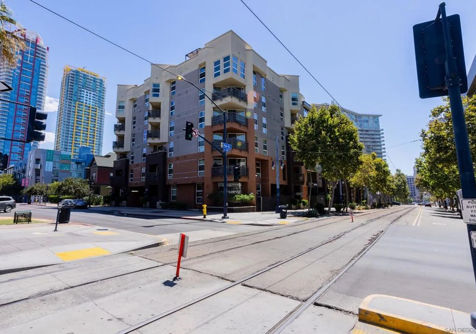 Fully Furnished Top-Floor 2-Story Urban Retreat with Private Rooftop Deck & Bay Views — Photo 2