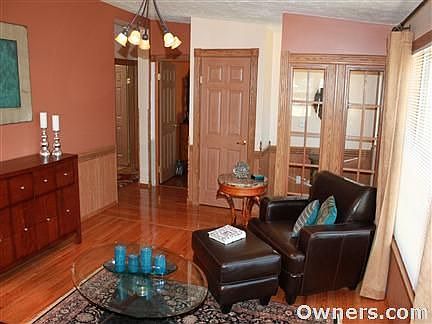 Additional sitting room.