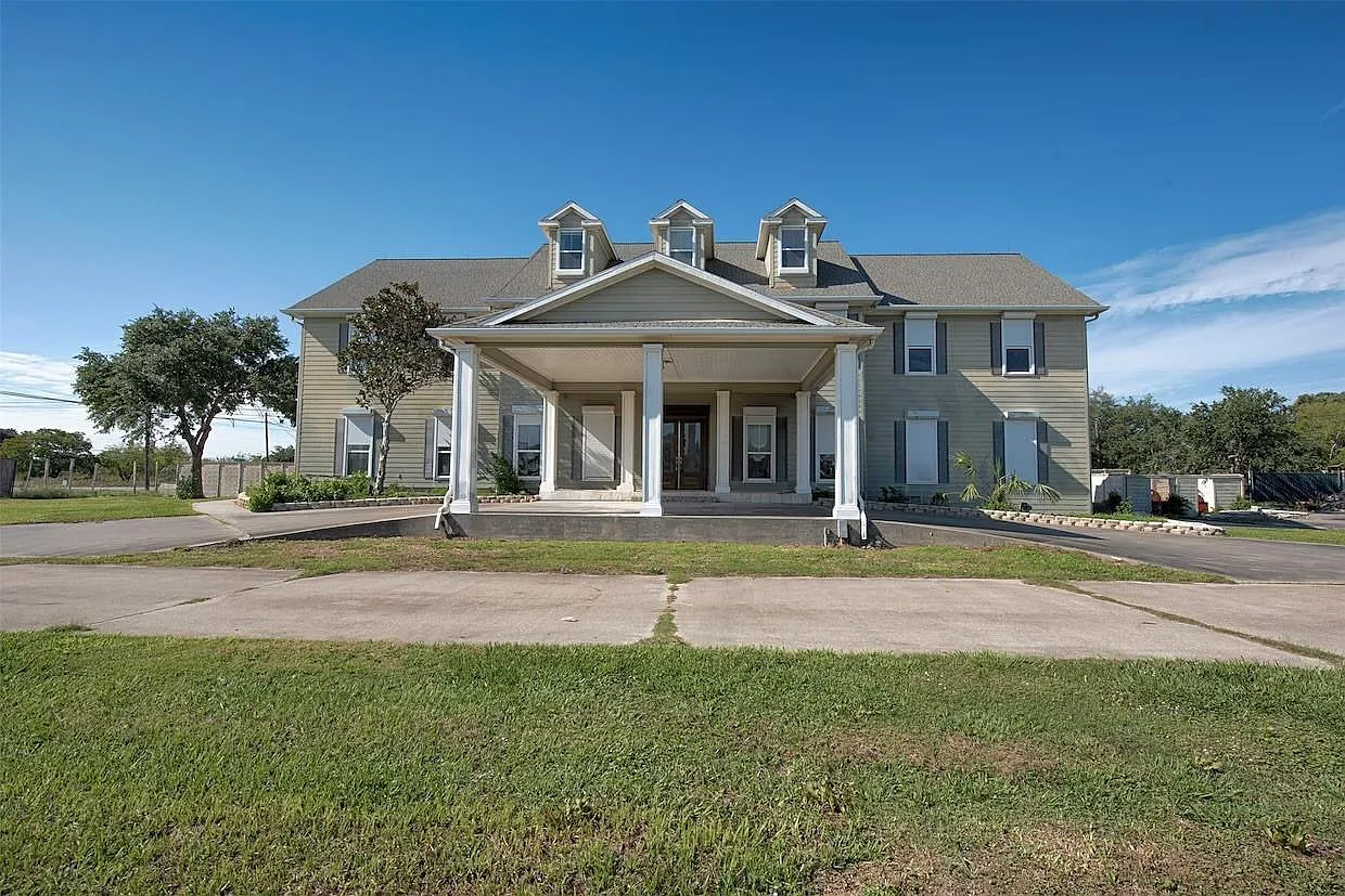 3 bed, 5.0 bath, 7128 sqft, $3,700 — Photo 1