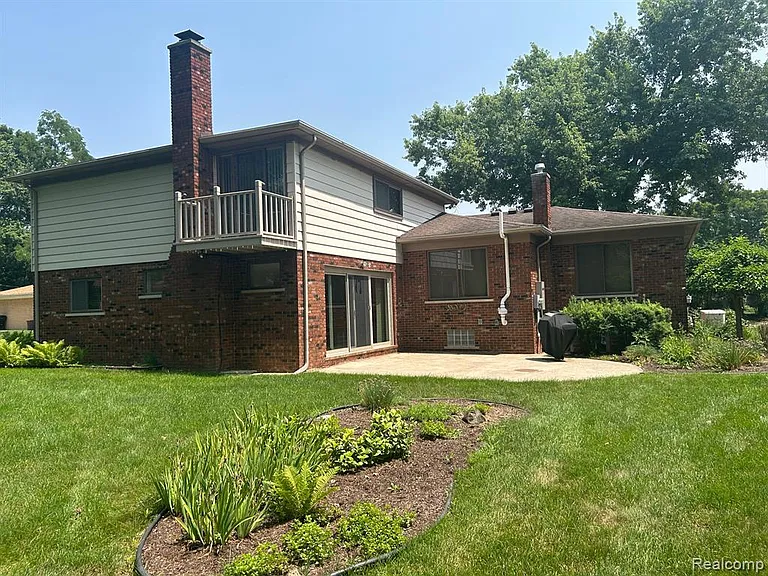 24915 Lakeland St — Photo 36