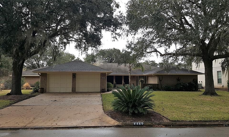 1st image of 2229 Lake Forrest Dr