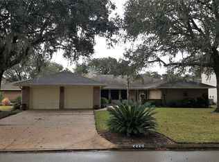 2229 Lake Forrest Dr, West Columbia, TX 77486