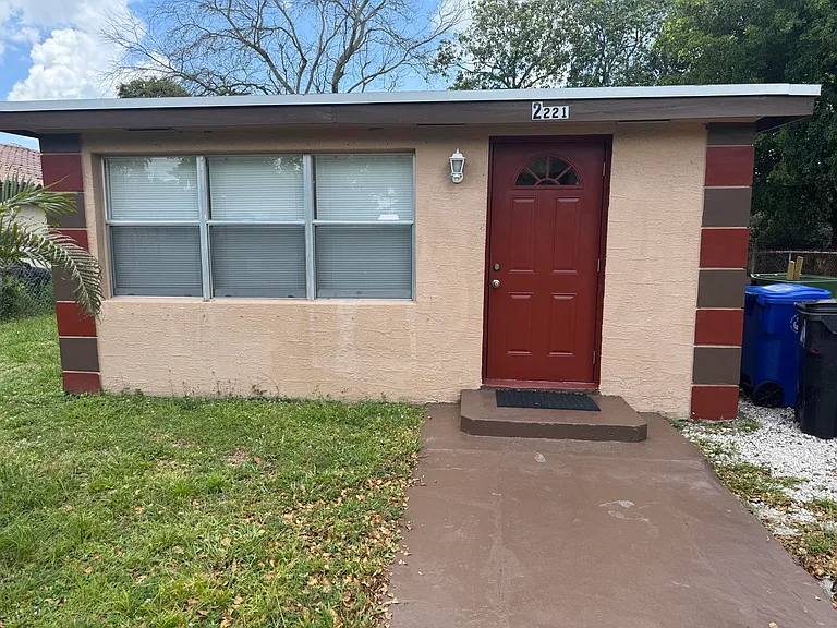 2221 NW 6th Ct — Photo 2