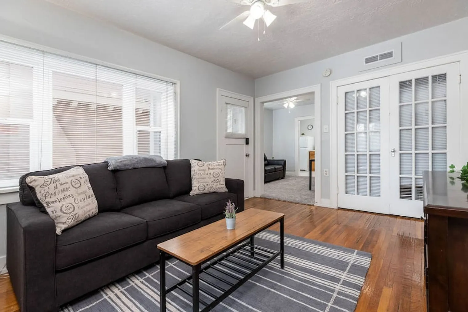 1 bed, 1.0 bath, 1076 sqft, $2,442 — Photo 2